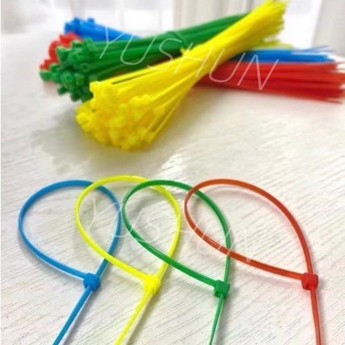ワイヤーを区切るための多彩なナイロン ケーブルのタイの使用を締めているすべてのサイズの自己