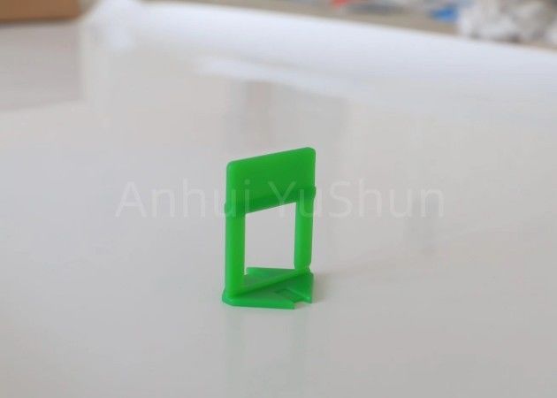 プラスチックに床を張るためのクリップそしてくさびのスペーサを水平にする黒い1.0mmのタイル
