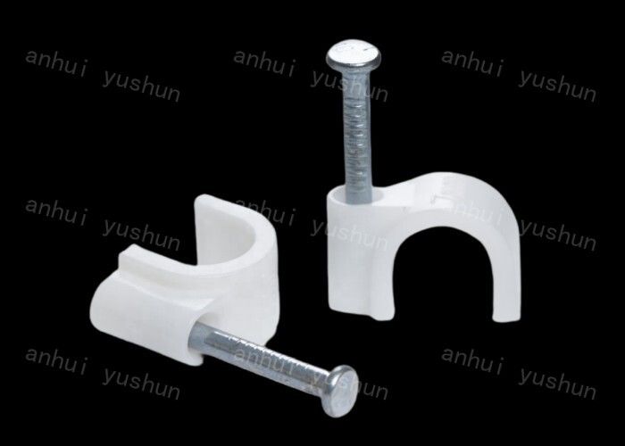 10mm のプラスチック ケーブル クリップは釘タイプ 4mm-25mm の釘が付いている取付けることが容易な白いプラスチック サークル ケーブル クリップ